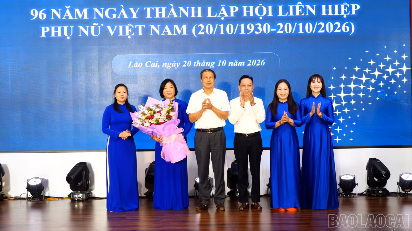 baolaocai-br_lanh-dao-cong-ty-tang-hoa-chuc-mung.jpg