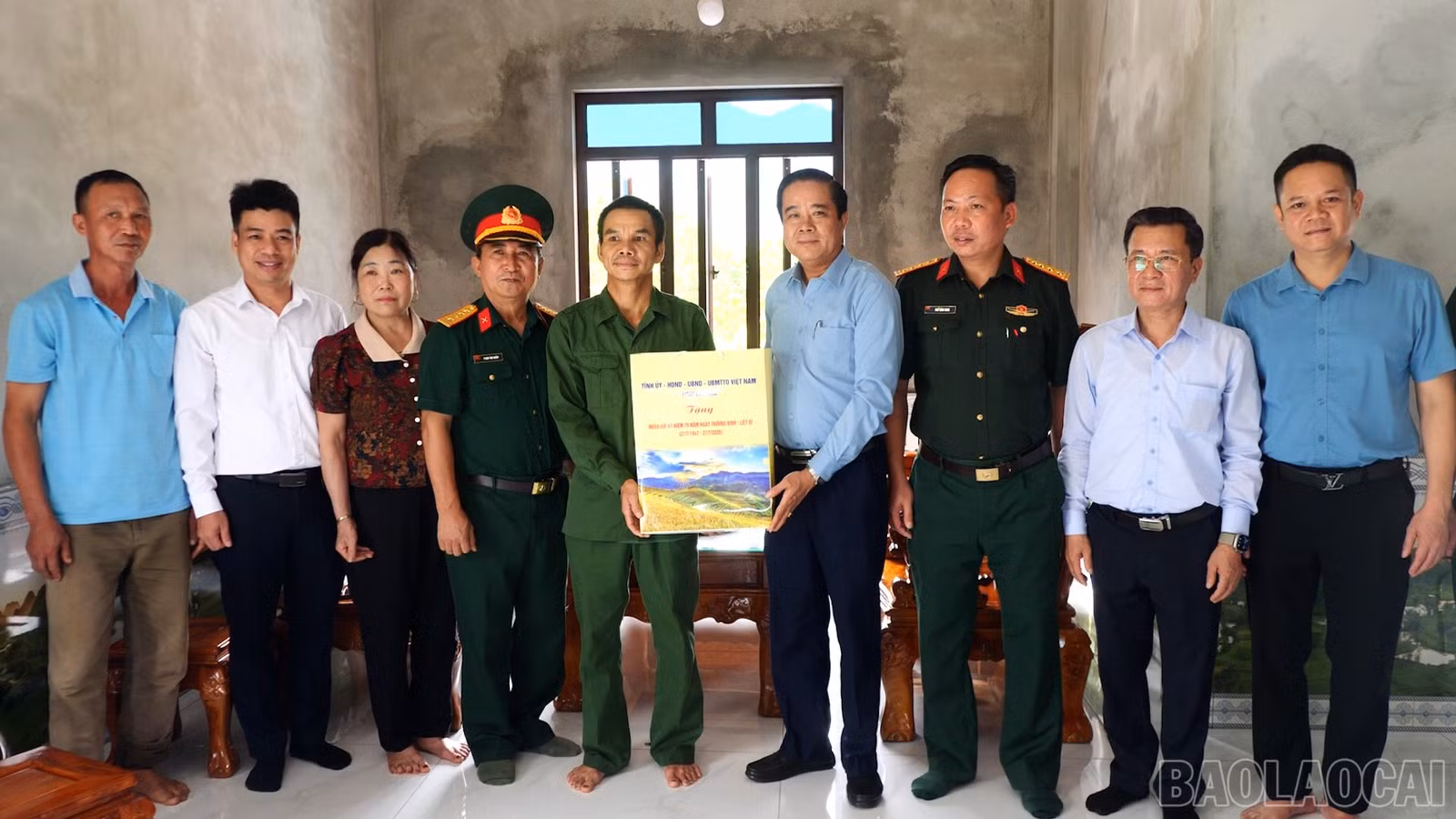 Đoàn công tác đến thăm, tặng quà ông Hà Ngọc Chín, bệnh binh hạng 81% ở thôn Kim Bình.
