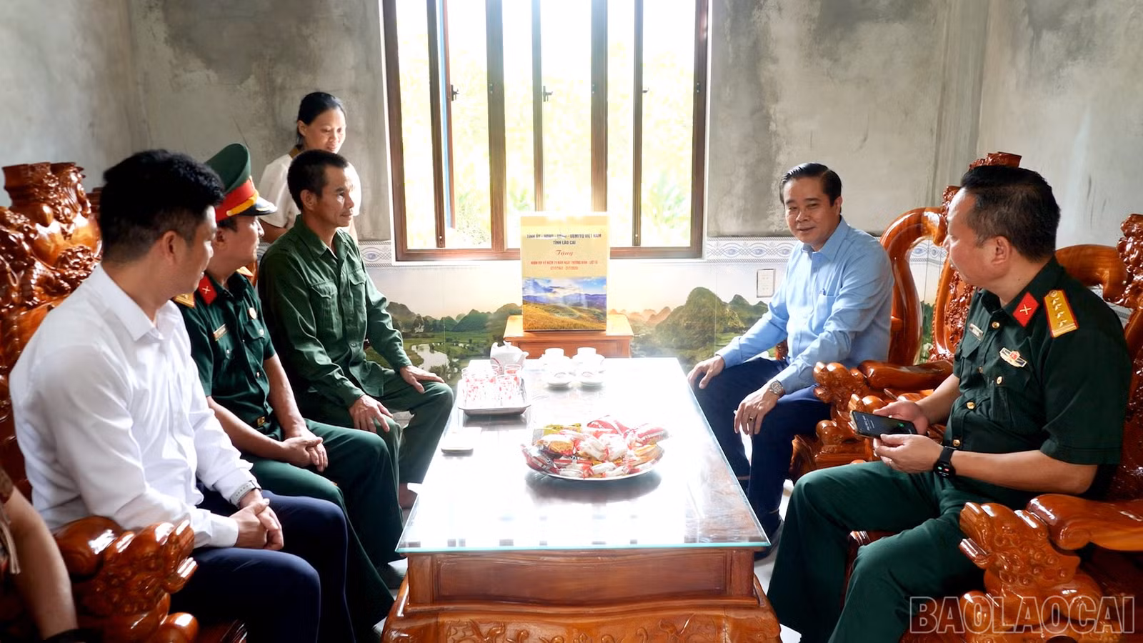 Đồng chí Phan Đăng Toàn ân cần hỏi thăm, động viên các gia đình người có công và thân nhân người có công