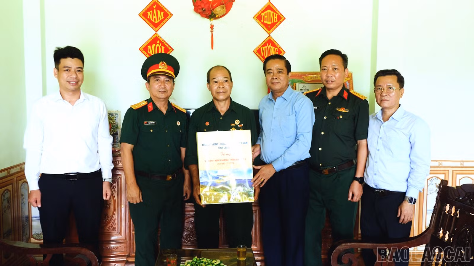 Đoàn công tác thăm, tặng quà ông Hoàng Văn Tùy, thương binh hạng 81% ở thôn Lương Tàm.