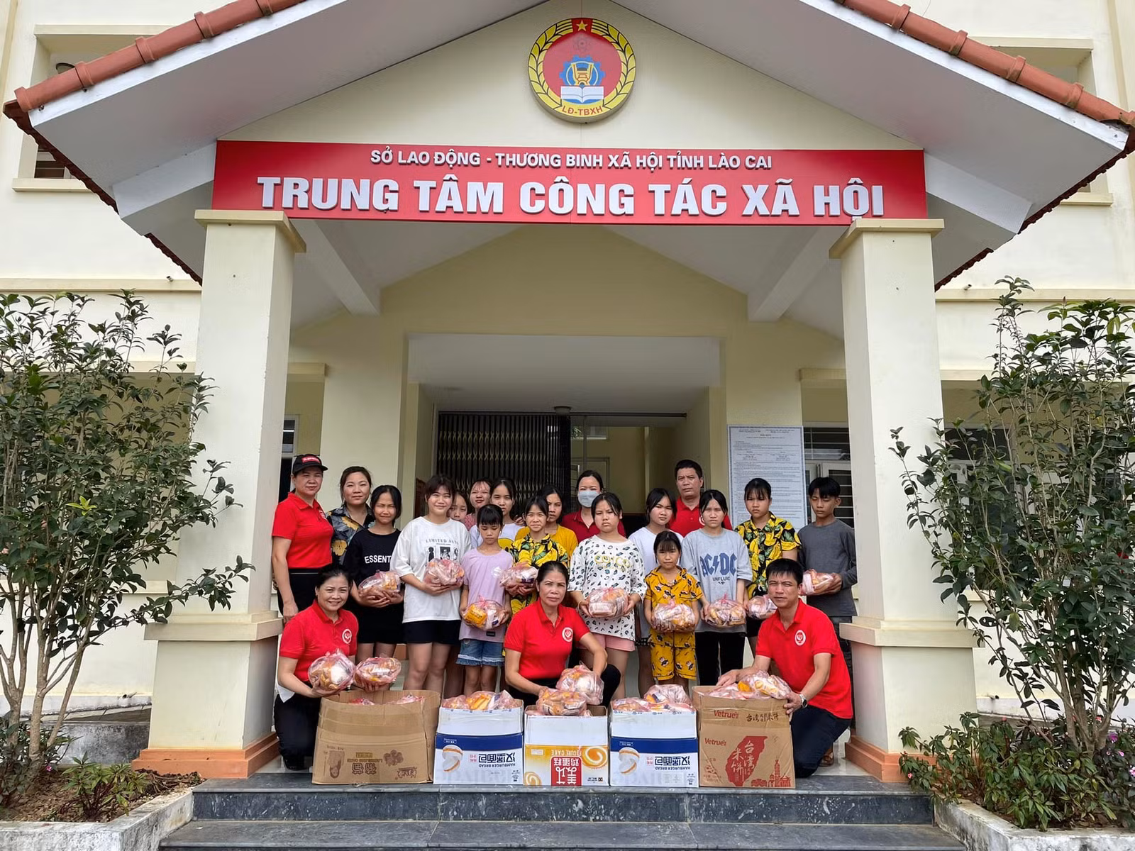Câu lạc bộ trái tim nhân ái Lào Cai tặng quà cho trẻ em tại Trung tâm Công tác xã hội tỉnh.jpg