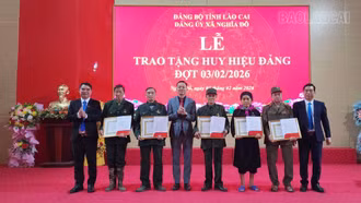 Nghĩa Đô trao Huy hiệu Đảng tặng các đảng viên đợt 3/2