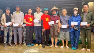 Xã Trịnh Tường trao quà hỗ trợ người dân vùng lũ xã Than Uyên (Lai Châu)