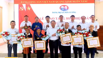 Phó Chủ tịch HĐND tỉnh Lý Bình Minh dự Lễ trao tặng Huy hiệu Đảng tại xã Sơn Lương