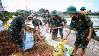 Hỗ trợ, ứng cứu người dân khỏi các vùng ngập lụt