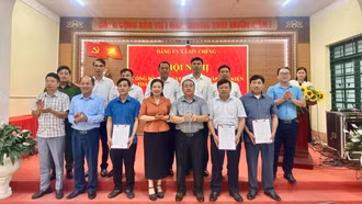 Đảng ủy xã Sín Chéng công bố quyết định về sắp xếp, kiện toàn tổ chức Đảng trực thuộc