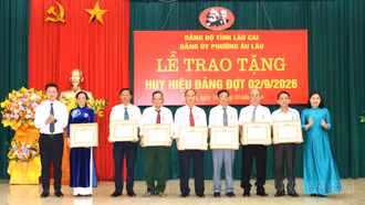Phường Âu Lâu trao Huy hiệu Đảng cho 79 đảng viên
