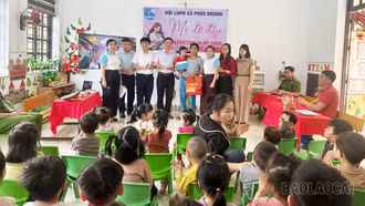 Hội LHPN và Công an xã Phúc Khánh nhận đỡ đầu trẻ em mồ côi có hoàn cảnh khó khăn