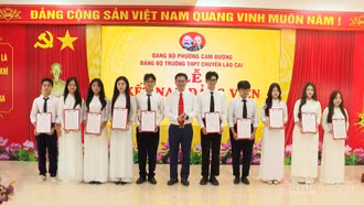 Đảng bộ Trường THPT Chuyên Lào Cai kết nạp 10 đảng viên mới