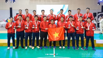 Vận động viên Đàm Đức Mạnh cùng đội tuyển Bóng ném nam Việt Nam giành Huy chương Bạc SEA Games 33