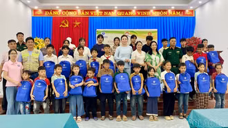 Cảm Nhân: Trao tặng 246 suất quà cho hộ gia đình và học sinh có hoàn cảnh khó khăn