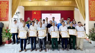 Đảng bộ xã Xuân Ái tổ chức lễ trao Huy hiệu Đảng đợt 19/5