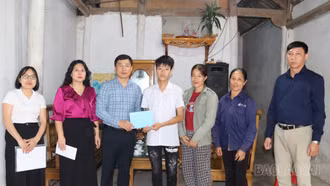 Phường Âu Lâu hỗ trợ học sinh mắc bệnh hiểm nghèo có hoàn cảnh khó khăn
