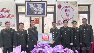 Thiếu tướng Nguyễn Anh Ngọc - Phó Tư lệnh Quân khu 2 thăm, chúc Tết Đoàn Kinh tế - Quốc phòng 345