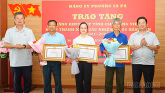 Đảng ủy phường Sa Pa trao tặng Bằng khen của Ban Thường vụ Tỉnh ủy và Huy hiệu Đảng cho đảng viên