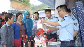 Tuyên truyền phân biệt hàng thật - hàng giả tại chợ phiên Vĩnh Yên
