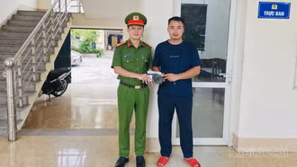 Công an cơ sở hỗ trợ người dân trao trả tài sản, tiền chuyển khoản nhầm