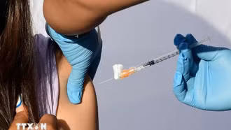Vaccine mRNA cá thể hóa đầu tiên mở ra bước ngoặt điều trị u hắc tố và ung thư