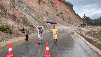 Công an tỉnh Lào Cai kịp thời đưa 2 tài xế rời khỏi khu vực có nguy cơ sạt lở cao