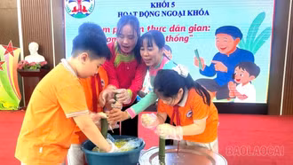 Trường Tiểu học Lê Văn Tám tổ chức hoạt động ngoại khóa "Khám phá ẩm thực dân gian: Cơm lam truyền thống"