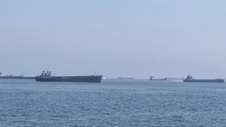 Lưu lượng qua eo biển Hormuz sụt giảm khi giới chủ tàu ưu tiên an toàn