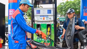 Vì sao giá xăng dầu trong nước liên tục giảm mạnh?