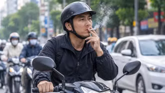 Vừa đi xe máy vừa hút thuốc lá, có bị xử phạt không?