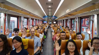 "Đoàn tàu Bạch Mai" đầu tiên đưa hơn 500 y bác sĩ đến làm việc tại cơ sở Ninh Bình