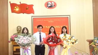 Trường THPT Trần Nhật Duật kết nạp 3 đảng viên là học sinh ưu tú