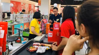 Người Việt mạnh tay chi tiêu khiến tổng bán lẻ và dịch vụ tiêu dùng tăng vọt