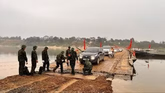 Tạm dừng khai thác cầu phao qua sông Lô để bảo đảm an toàn giao thông