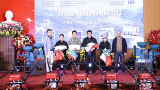 Chương trình "Trao yêu thương" tặng hàng trăm phần quà cho người dân Y Tý