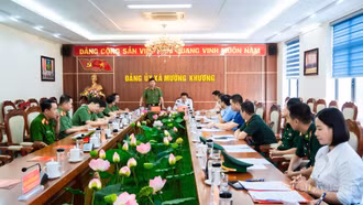 Đại tá Trịnh Khắc Cường - Giám đốc Công an tỉnh Lào Cai kiểm tra công tác đảm bảo an ninh, trật tự tại xã Mường Khương