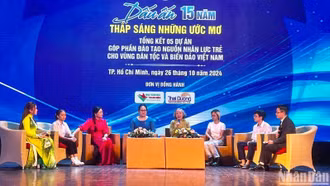 Hơn 1.700 học sinh, sinh viên thụ hưởng Quỹ học bổng Vừ A Dính