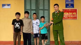Bốn học sinh lớp 5 nhặt được ví tiền, trình báo Công an phường Trung Tâm trả lại người mất