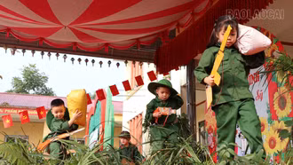 Xã Mường Lai: Gần 350 học sinh mầm non trải nghiệm làm chiến sĩ, tham quan khu di tích cách mạng Cổ Văn