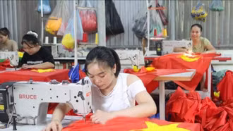 Những thôn làng Hà Nội thắm đỏ sắc cờ Tổ quốc