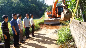 Ban Dân tộc, HĐND tỉnh khảo sát tiến độ xây dựng đường giao thông nông thôn tại Xuân Quang