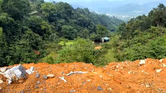 Xã Cốc San chỉ đạo hỗ trợ di chuyển hộ dân dưới chân bãi thải đến vị trí an toàn