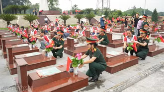 Hội LHPN xã Trấn Yên và Hội phụ nữ Nhà máy Z183 tri ân các anh hùng liệt sĩ