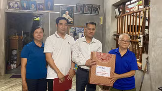Xã Bảo Yên trao 196 suất quà tri ân người có công 