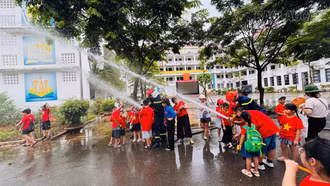Phường Lào Cai: Sôi nổi chương trình trải nghiệm "Em tập làm chiến sĩ Cảnh sát PCCC" cho thanh thiếu nhi