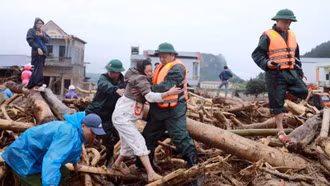 Quyết liệt bảo vệ tính mạng, tài sản của nhân dân giữa dòng lũ
