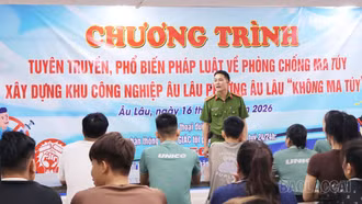 Công an phường Âu Lâu tuyên truyền phòng, chống ma túy cho công nhân lao động tại Khu công nghiệp Âu Lâu