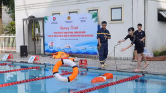 Tuyên truyền kỹ năng phòng, chống đuối nước và tổ chức giải bơi cho con cán bộ, chiến sĩ Công an