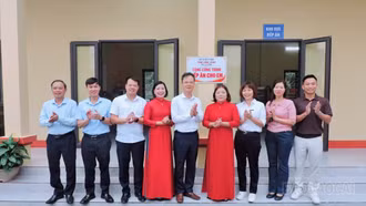 Phó Chủ tịch UBND tỉnh Nguyễn Thành Sinh dự lễ khánh thành công trình “Bếp ăn cho em” tại điểm trường Khe Năm