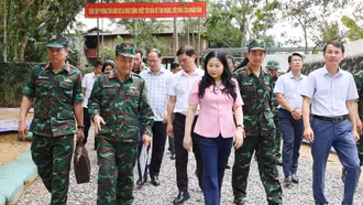 Đồng chí Vũ Thị Hiền Hạnh kiểm tra công tác trang trí khánh tiết, thi đua và tuyên truyền phục vụ diễn tập phòng thủ dân sự năm 2026