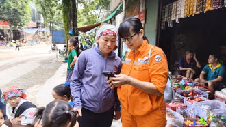 Điện lực Bát Xát hỗ trợ người dân xã Trịnh Tường cài đặt, sử dụng ứng dụng EVN CSKH