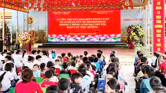 Chi đoàn Viện kiểm sát nhân dân khu vực 7 tuyên truyền pháp luật cho học sinh xã Dền Sáng