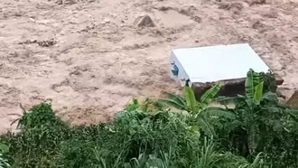 Nước lũ cuốn đổ ngôi nhà 2 tầng ở Lai Châu